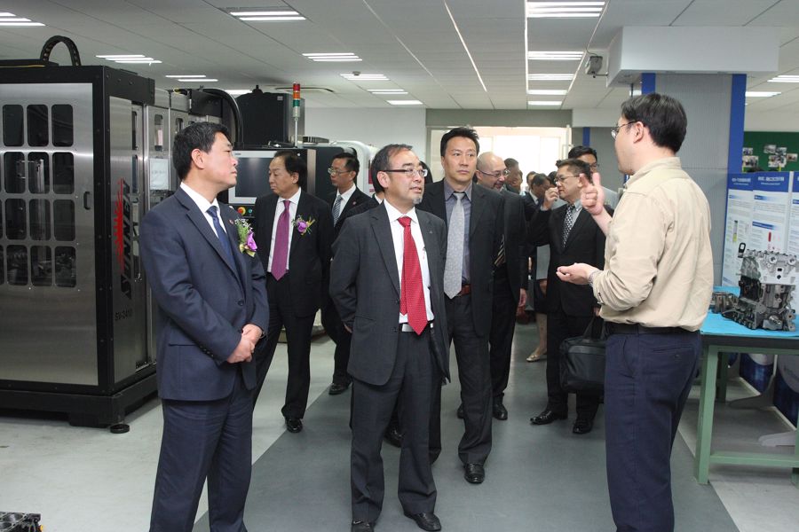 Guests toured around the laboratories at the School of Mechanical Engineering.